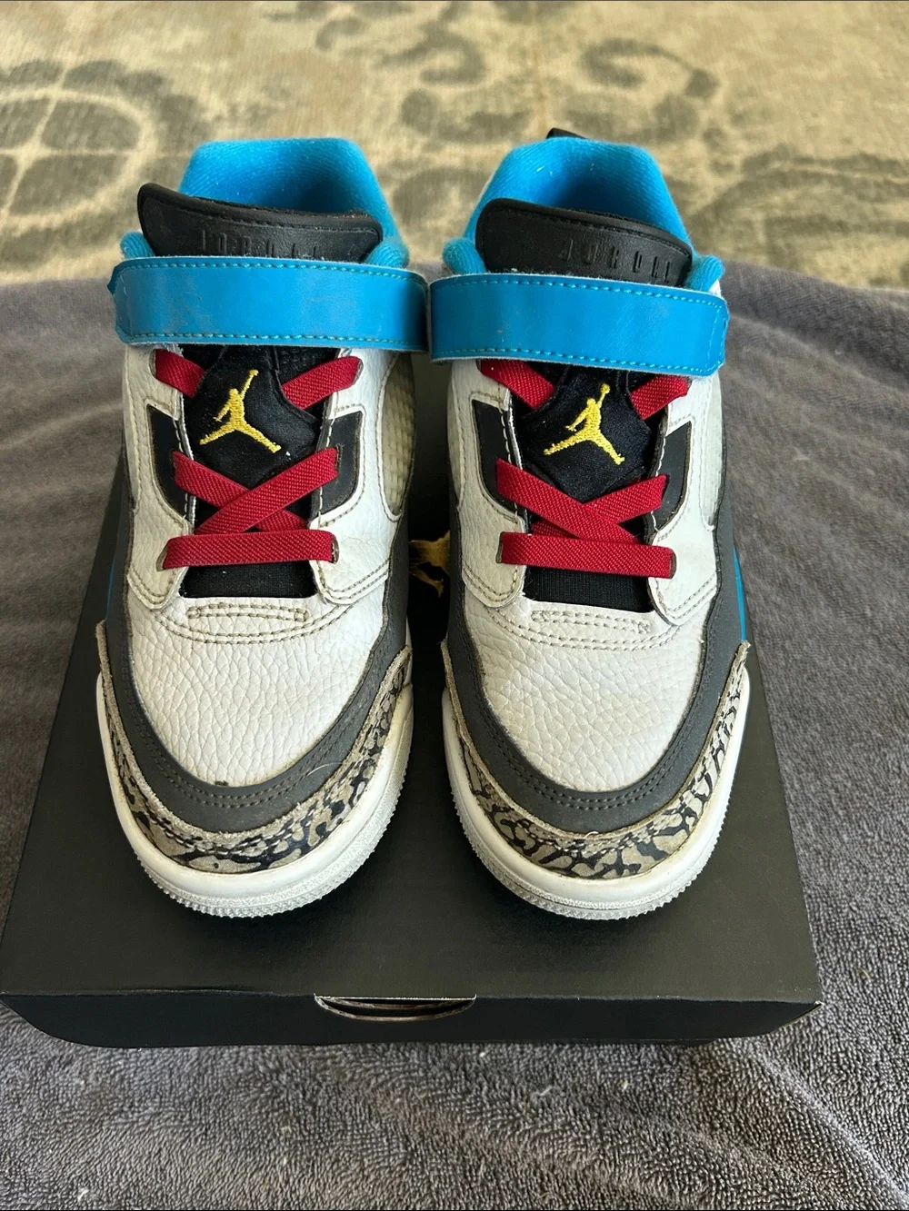 Jordan Boys’ Spizike Low SE in size 2.5 in White, Blue, Red, Black